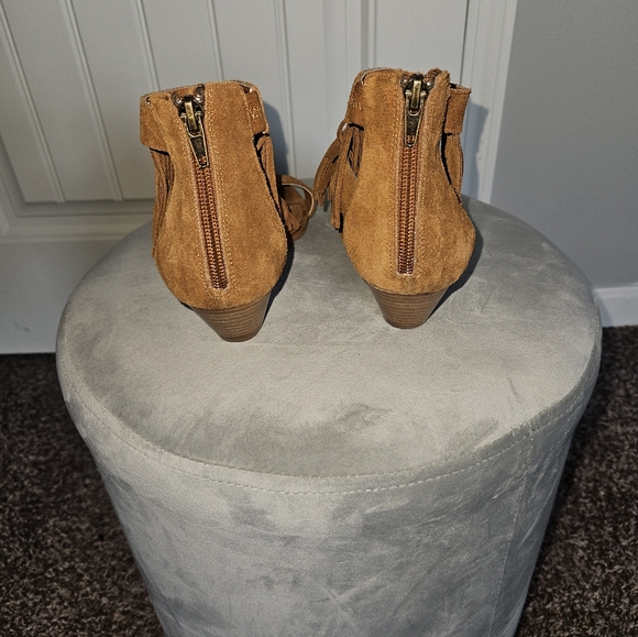 Cognac brown fringe wedge sandal size 6. It runs big fits like a 7 - Picture 4 of 4